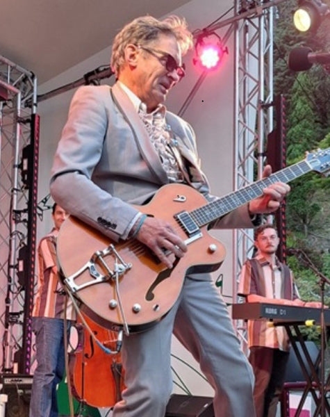 The Troubador - Solo Singer/Guitarist with backing tracks or with his full live band