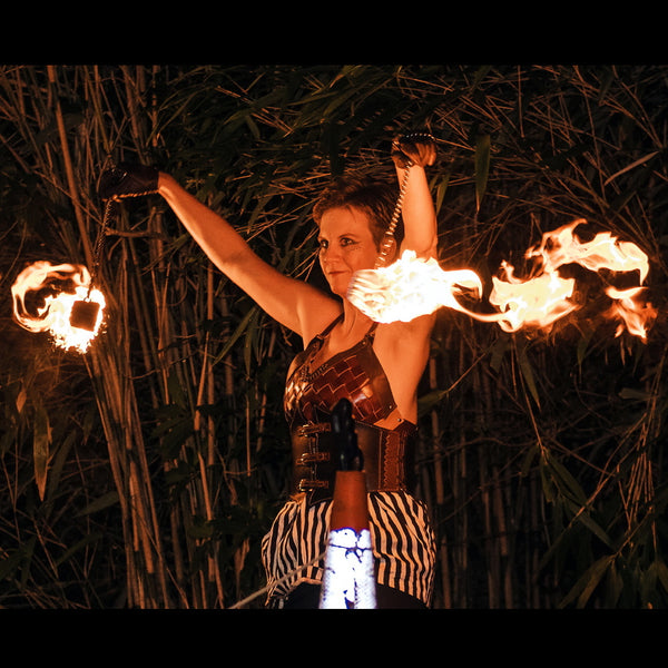 Fire performers pois Flames of Plenty Rotorua