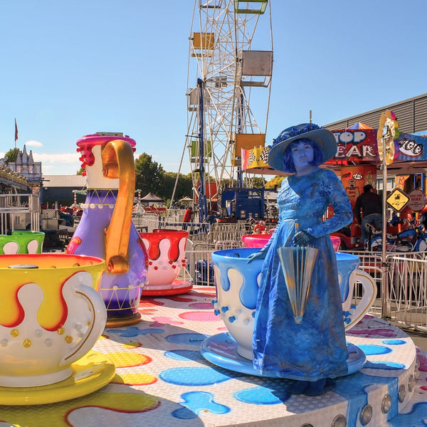 Free Lunch living statue and strolling character in blue