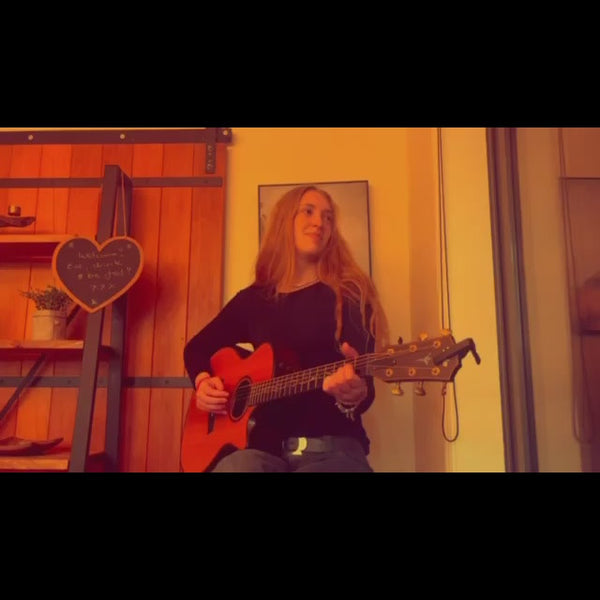 Maddy Simnor - Singer Guitarist - Wellington